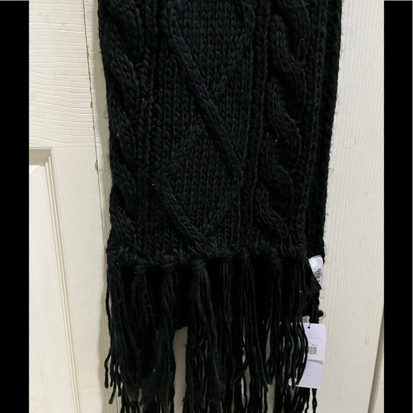 Guess Women’s Black Chunky Cable Knit Scarf - Picture 2 of 3